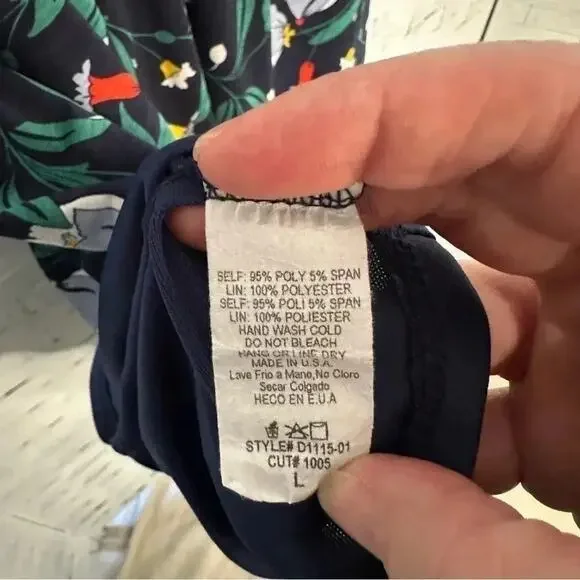 Jessy B sleeveless dress, navy background, white and red flowers, size large - Picture 4 of 4